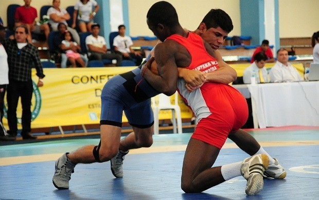 Atleta júnior conquista ouro inédito para o AM na luta greco romana globoesporte