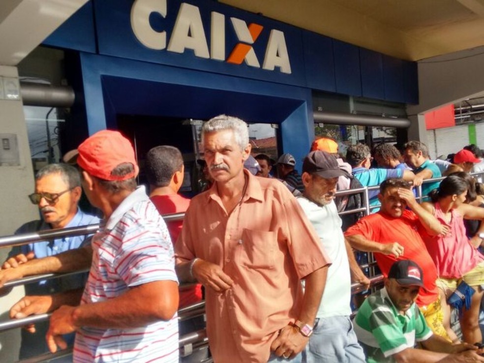 Saques do FGTS inativo em Caruaru, Pernambuco (Foto: Mavian Barbosa/G1)