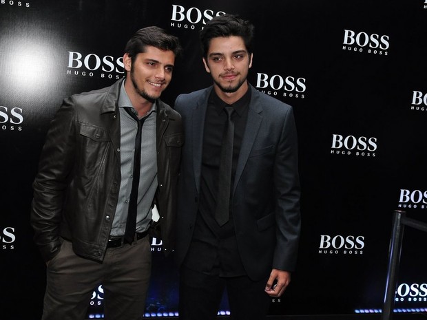 Bruno Gissoni e Rodrigo Simas em festa no Rio (Foto: Roberto Teixeira/ EGO)