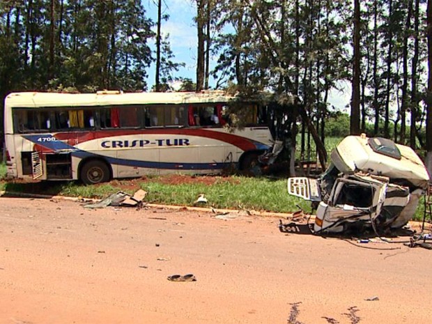 Caminhão bate em ônibus que levava pacientes para HC de Ribeirão Preto