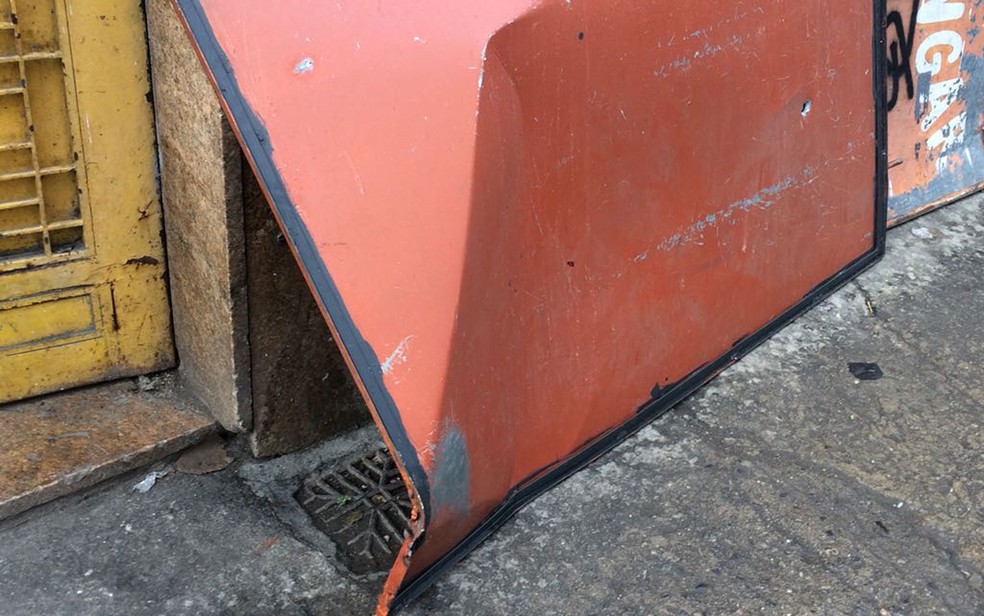 Chapa de ferro foi arrancada por criminosos  (Foto: Cristina Boeckel / G1)