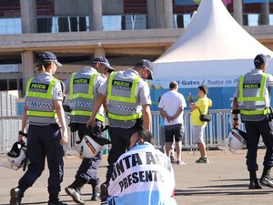 Torcedor argentino vê policiais militares se posicionando em volta do estádio (Foto: Vianey Bentes/TV Globo) Torcedor argentino vê policiais militares se posicionando em volta do estádio (Foto: Vianey Bentes/TV Globo)