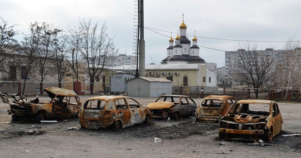Carros queimados após bombardeio são vistos em Mariupol nesta quarta-feira (25) (Foto: Genya Savilov/AFP)