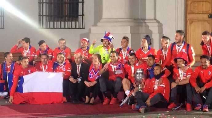 Michelle Bachelet, presidente, e jogadores Chile campeões da Copa América (Foto: Reprodução de Twitter)