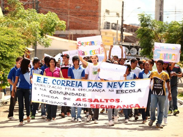 Alunos fazem caminhada com cartazes pedindo segurança no Prado (Foto: Jonathan Lins/G1)