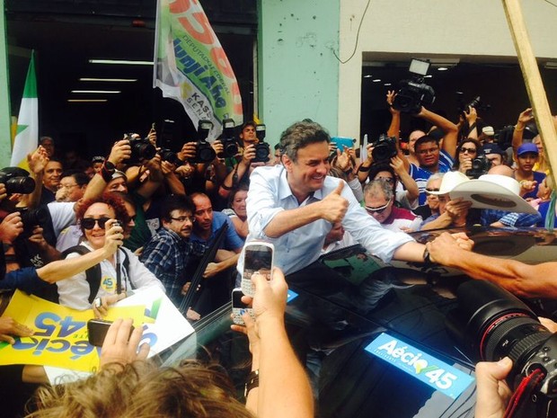 Aécio Neves cumprimenta eleitores pelas ruas de Mogi das Cruzes (SP) (Foto: Carolina Paes/TV Diário)