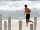 Bruno Gissoni corre sem camisa em praia carioca