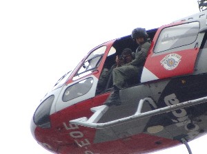 Helicóptero águia da Polícia Militar auxiliou nas buscas (Foto: Roberto Strauss/G1)