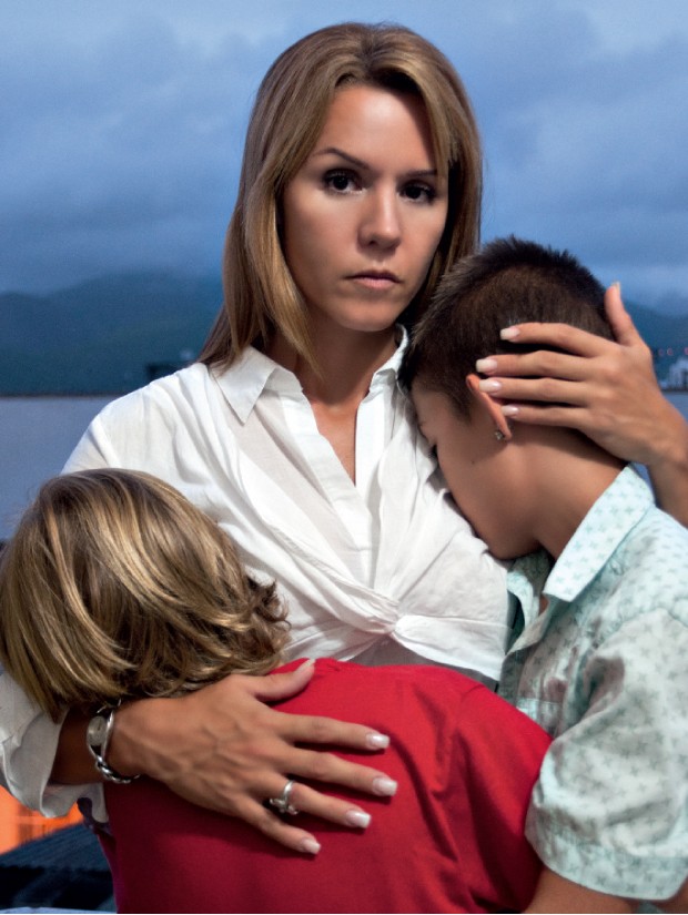 A MÃE Júlia Albuquerque com os dois filhos. Para ficar com eles, ela fugiu para outro país, escapou da Justiça num porta-malas e se muda regularmente (Foto:  Arquivo pessoal)