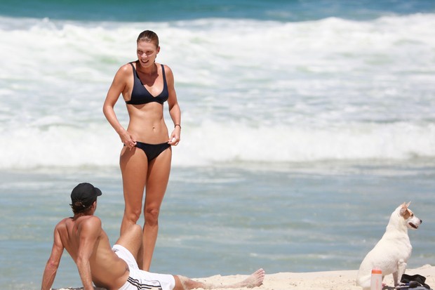 Roger Flores e a mulher, Betina Schmidt em praia no Rio (Foto: Dilson Silva/AgNews) Roger Flores e a mulher, Betina Schmidt em praia no Rio (Foto: Dilson Silva/AgNews)