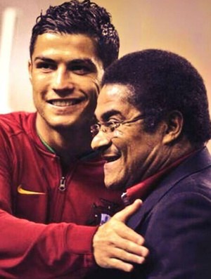 Cristiano Ronaldo abraçado a Eusébio (Foto: Reprodução/Twitter)