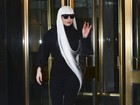 Lady Gaga usa peruca gigante que cobre o bumbum