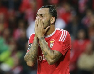 Mitroglou lamenta Benfica (Foto: REUTERS/Miguel Vidal)