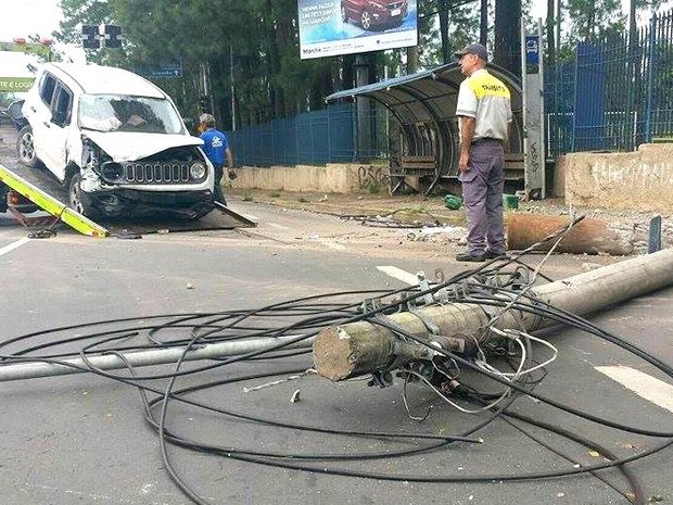 G Motorista Sai Ileso Ap S Bater Carro Contra Muro Capotar E