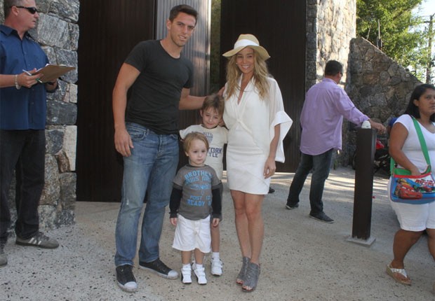 Danielle Winits foi com os filhos, Noah e Guy, e o namorado, Amaury Nunes (Foto: Fábio Martins/Foto Rio News)