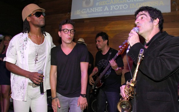 Di Ferrero canta ao lado de Toni Garrido e George Israel (Foto: Alex Palarea/Ag News)