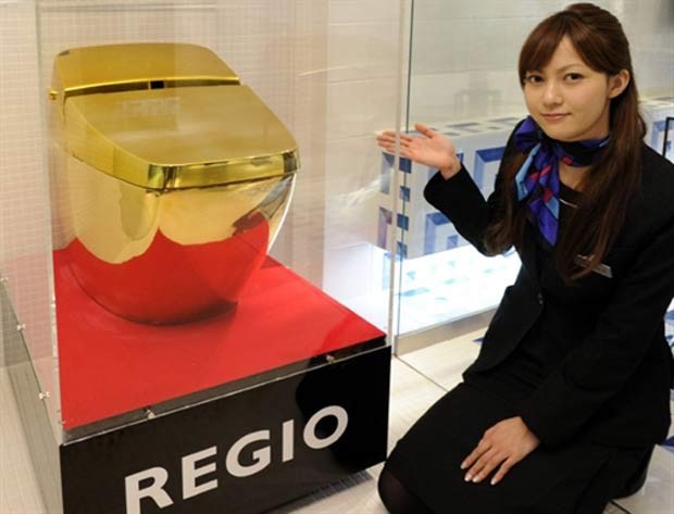 Uma empresa japonesa criou um vaso sanitário de ouro. A peça está em exposição no showroom da Inax em Tóquio, no Japão.  (Foto: Yoshikazu Tsuno/AFP)