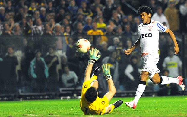 Romarinho marca gol do Corinthians contra o Boca Juniors (Foto: Marcos Ribolli / Globoesporte.com)