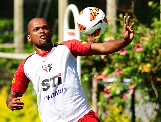 Edson Silva no treino do São Paulo (Foto: Marcos Ribolli)