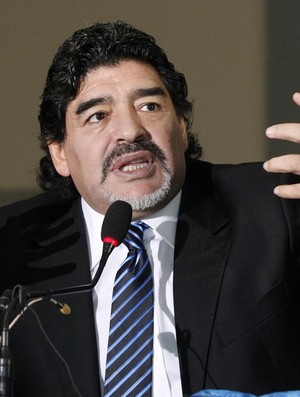 Maradona em Napolés (Foto: Agência Reuters)