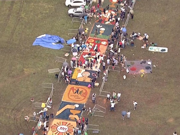 Por volta das 13h os tapetes já estavam montados no gramado da Esplanada dos Ministérios  (Foto: Reprodução/TV Globo)