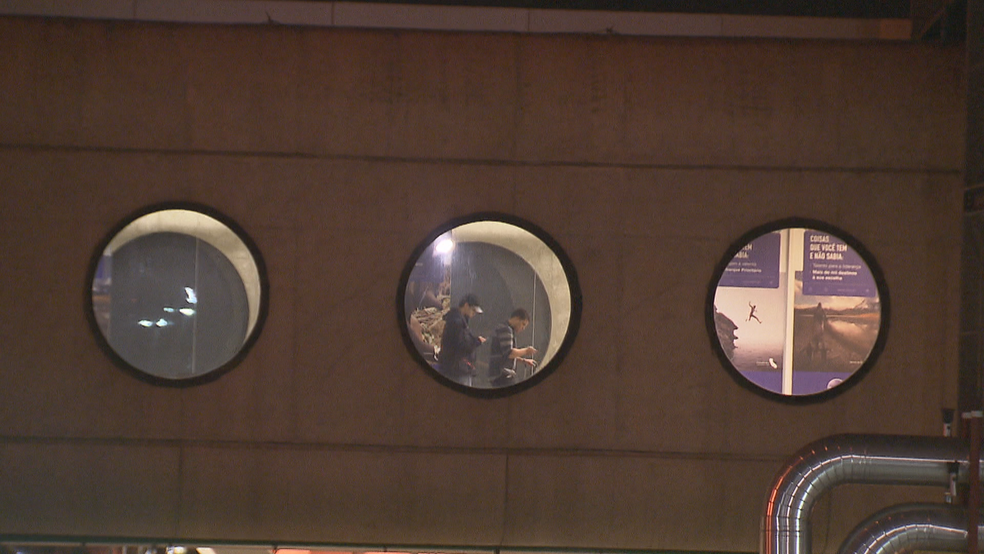 Passageiros desembarcando do voo da Gol que teve problema no trem de pouso (Foto: TV Globo/Reprodução)