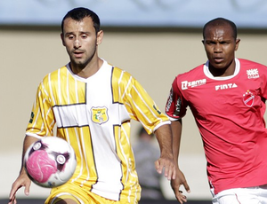 Reivan, do Vila Nova, disputa lance com jogador do Brasiliense (Foto: Cláudio Bispo / BrasilienseFC.com.br)