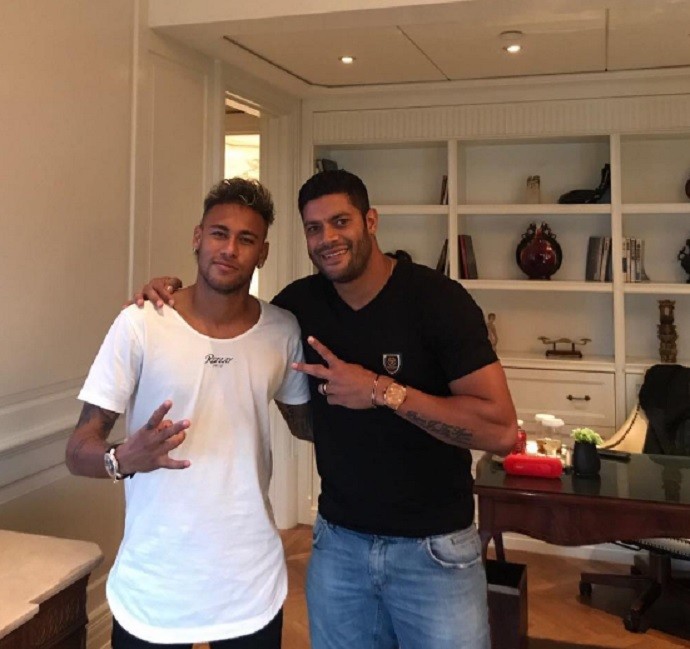 Neymar e Hulk posam para foto na China