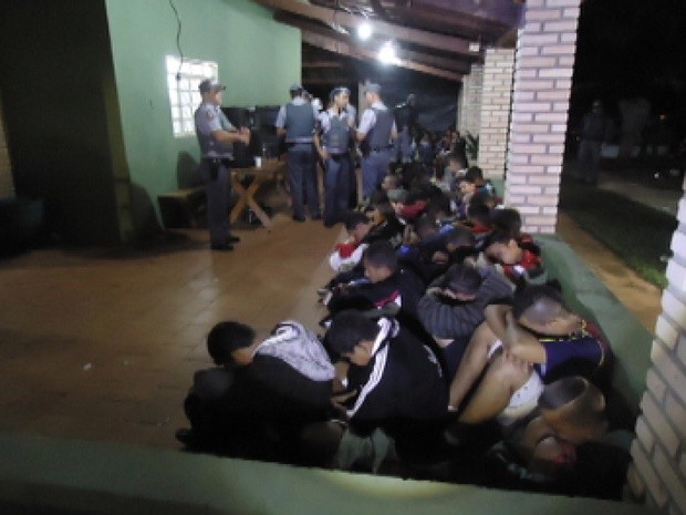 Mais de 50 menores foram encontrados na chácara e levados ao plantão policial (Foto: Polícia Militar)