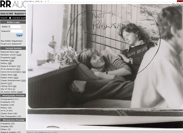 Foto de Diana deitada no colo de um rapaz irá a leilão; imagem nunca havia sido publicada (Foto: Reprodução)