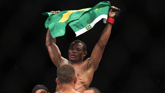 Francisco Massaranduba x Yancy Medeiros UFC 198 (Foto: Giuliano Gomes/PR PRESS)