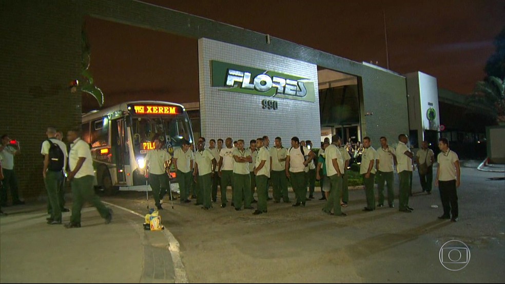 Motoristas protestaram em frente a garagem da Viação Flores (Foto: Reprodução/ TV Globo)
