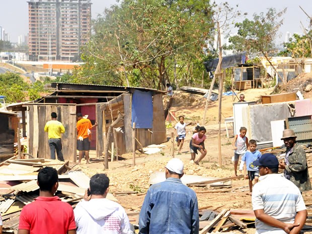 Desocupação de área em Cuiabá (Foto: Eduarda Fernandes/G1)