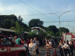 Carro fica prensado entre dois ônibus na Avenida Vereador José Diniz nesta quarta-feira (12) (Foto: Aline Raquel Guilherme/VC no G1)