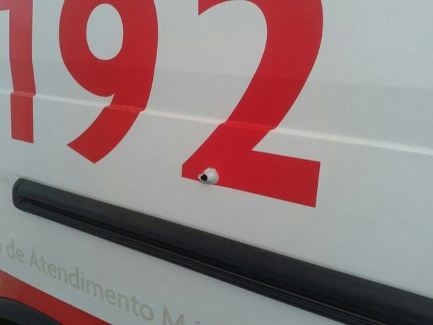 Um dos disparos acertou a lateral da ambulância do Samu (Foto: Divulgação/FHS)