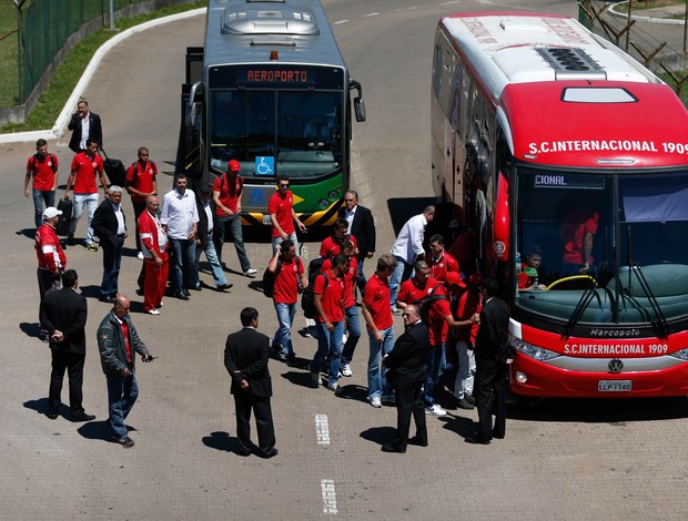 Delegação do Inter chega a Porto Alegre após derrota para o Atlético-GO (Foto: Félix Zucco/Agência RBS)