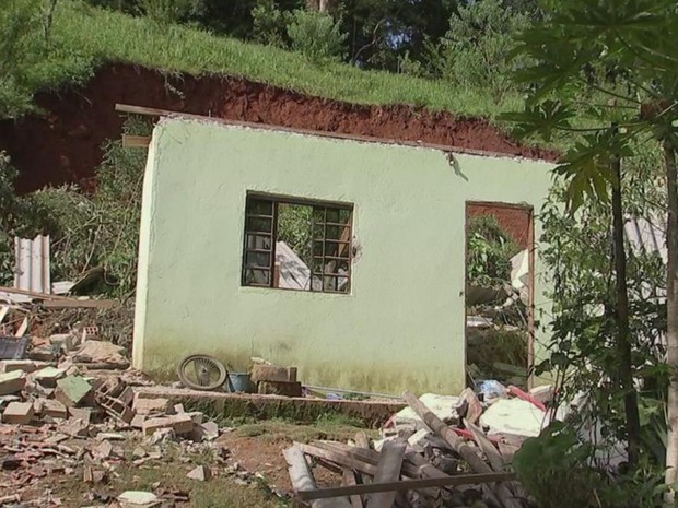 Residência foi destruída após estrutura cair sobre ela (Foto: Reprodução/ TV TEM)