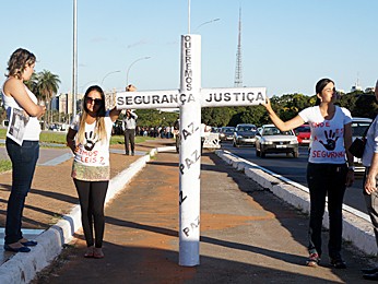Grupo levou cruz para protestar em frente ao Palácio do Buriti (Foto: Ricardo Moreira/G1 DF)