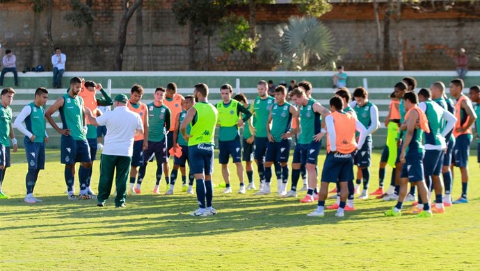 Jogadores ouvem instruções do técnico Julinho Camargo durante treino (Foto: Rosiron Rodrigues/Goiás E.C.)