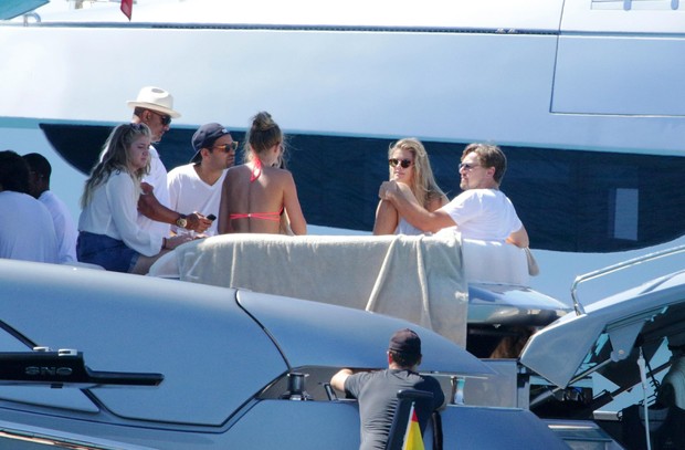Leonardo DiCaprio com Nina Agdal e grupo de amigos em iate em Ibiza (Foto: Grosby Group)