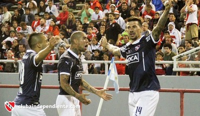 Victor Cuesta comemora gol contra o River Plate. No último dia 19, os Rojos venceram por 3 a 2 (Foto: Divulgação)
