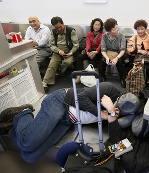 Aeroporto dos EUA segue fechado após tiroteio matar 1 e ferir 7 (Lucy Nicholson/Reuters)