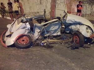 Veículo que levava os três rapazes ficou completamente detruído após a colisão (Foto: Moana Almeida/Arquivo Pessoal)