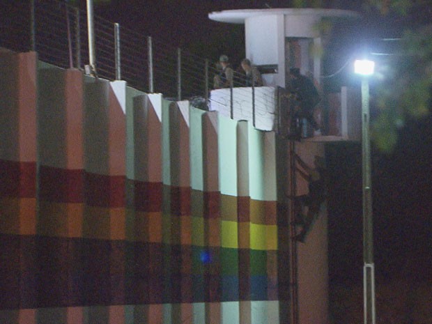 Policiais do Batalhão de Choque conseguem entrar na Funase e controlar a rebelião (Foto: Reprodução/TV Globo)