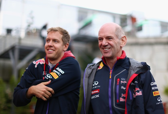 Mais sorridente após o 3º lugar, Sebastian Vettel posa ao lado do projetista Adrian Newey na Bélgica  (Foto: Getty Images)