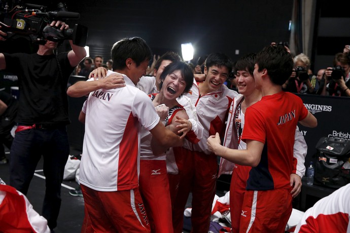 Japoneses comemoram vitória na final por equipes, mundial glasgow ginástica (Foto: Reuters)