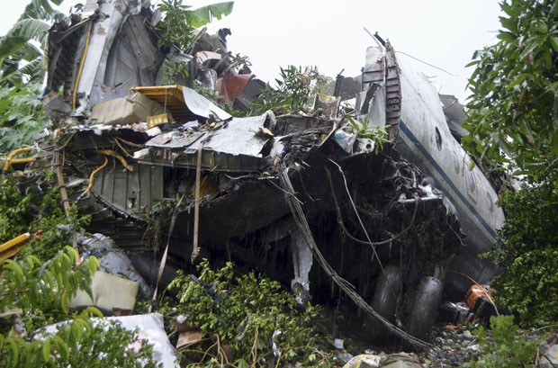 Destroços de avião de carga que caiu no Sudão do Sul são vistos nesta quarta-feira (4) perto de Juba (Foto: Reuters)