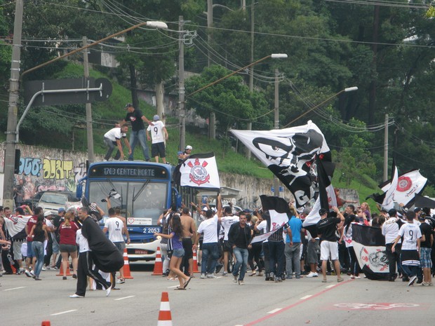 Torcedores sobem em ônibus em avenida na Zona Norte de São Paulo (Foto: Nathália Duarte/G1)