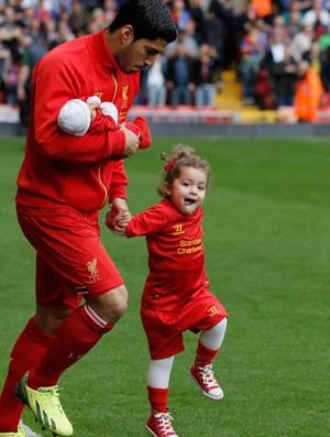 luis suarez entra em campo com a filha recém nascida liverpool gol crystal palace (Foto: Agência Reuters)