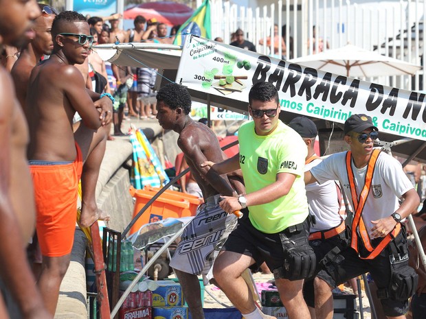 Banhistas observam prisão de suspeito de roubos na praia de Ipanema (Foto: Alexandre Brum / Agência O Dia)